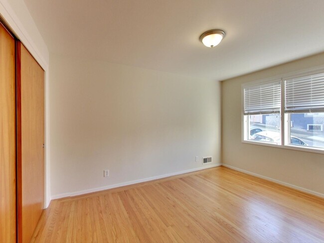 Building Photo - One Month Free!! Prime Telegraph Hill Loca...