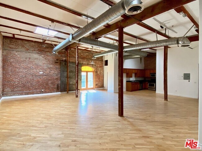 Building Photo - 726 S Santa Fe Ave