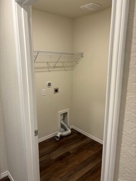 Washer/Dryer hookups - 13718 Crossbow Rdg