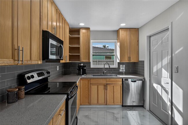 Building Photo - 3130 SW 16th St