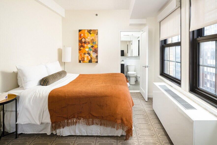 Building Photo - 413 E 50th St