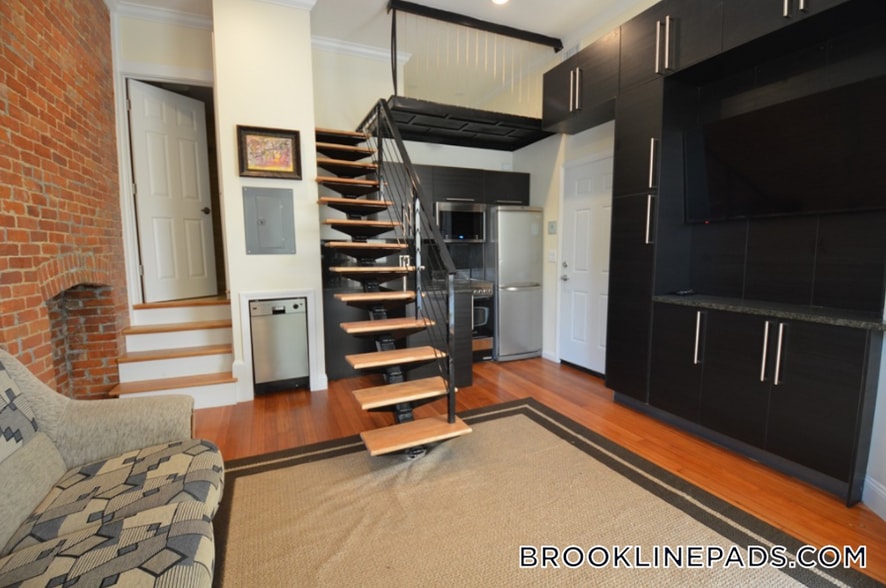 Building Photo - 1689 Beacon St