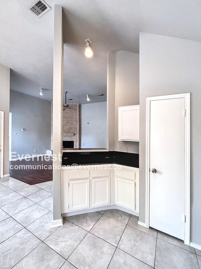 Building Photo - 2038 Woodland Hills Dr