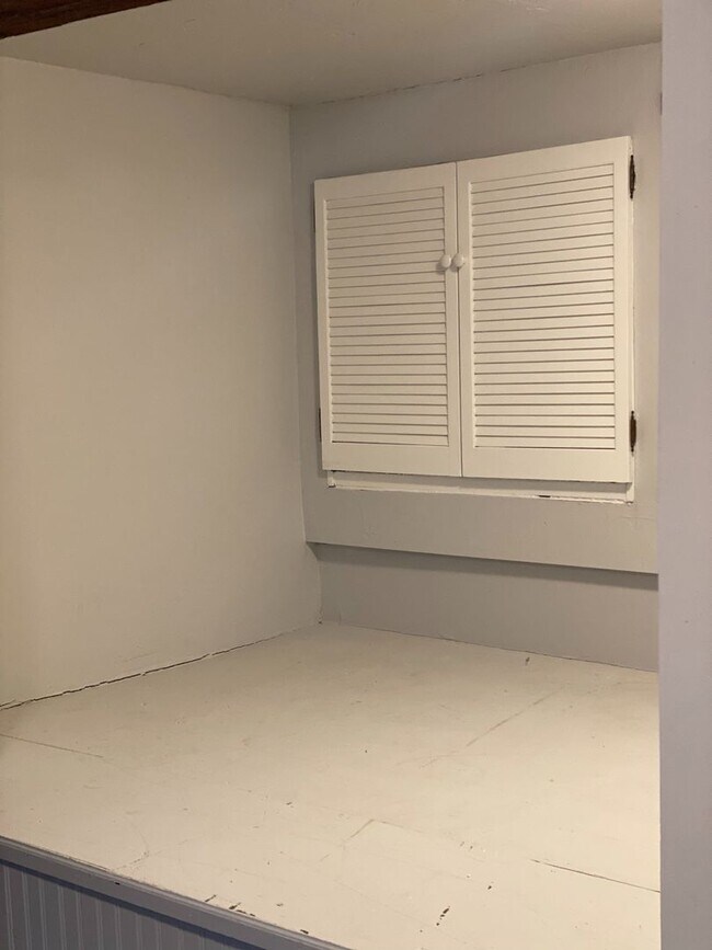 Building Photo - Newly Renovated Studio in Unbeatable Locat...