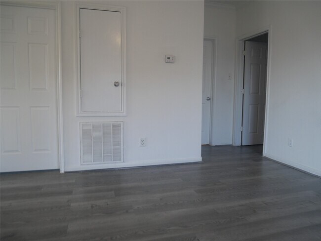 Building Photo - 6289 Wilcrest Dr