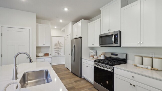 Building Photo - 160 River Rdg Dr