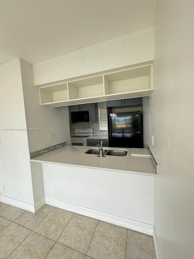 Building Photo - 9919 Twin Lakes Dr
