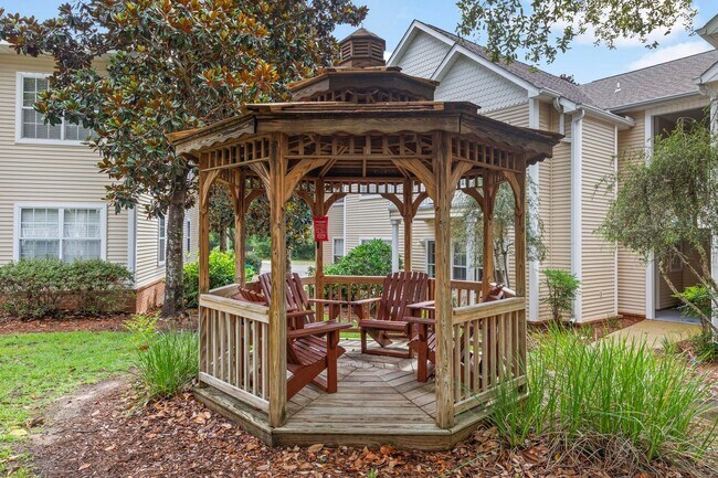 Building Photo - Great 1 Bedroom Unit at the Oaks!