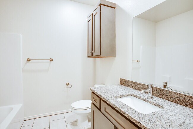 Building Photo - "Charming 2-Bed Oasis with Granite Eleganc...