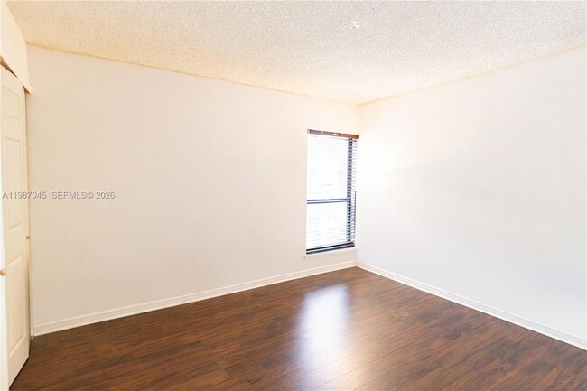 Building Photo - 8980 Palm Tree Ln