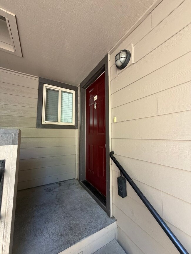 Building Photo - 2 Bedroom / 1 Bathroom |