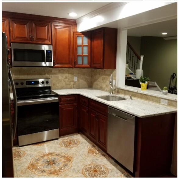 Kitchen - 5200 Hilltop Dr