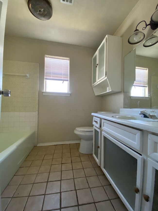 Building Photo - Sanger Avenue TriPlexes *LEASING SPECIAL A...