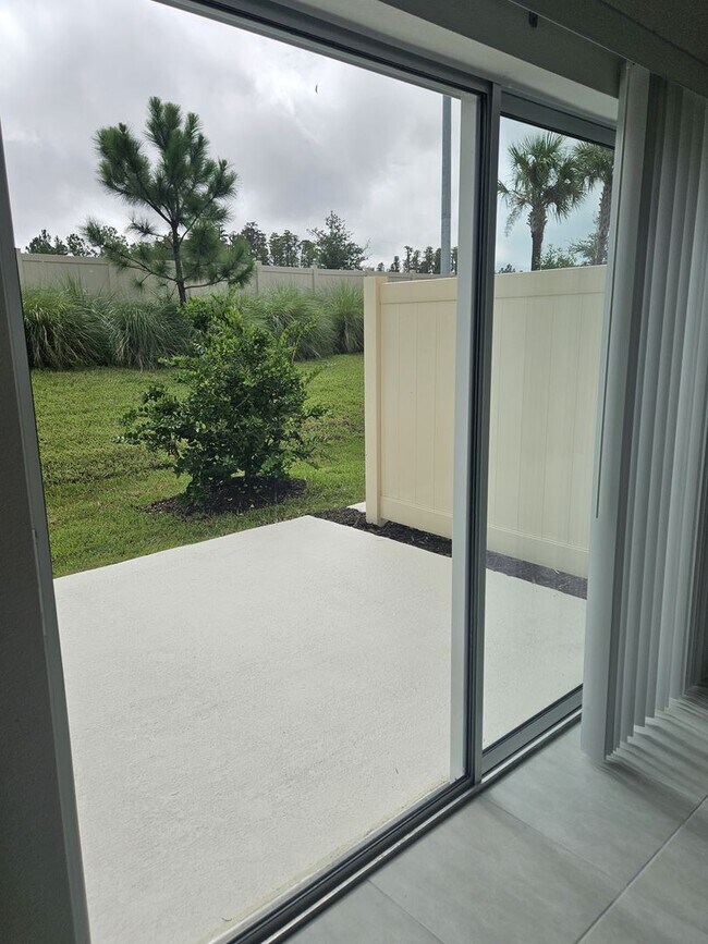 Building Photo - Townhome in The Townhomes of River Landing