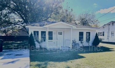 Building Photo - 108 Head St