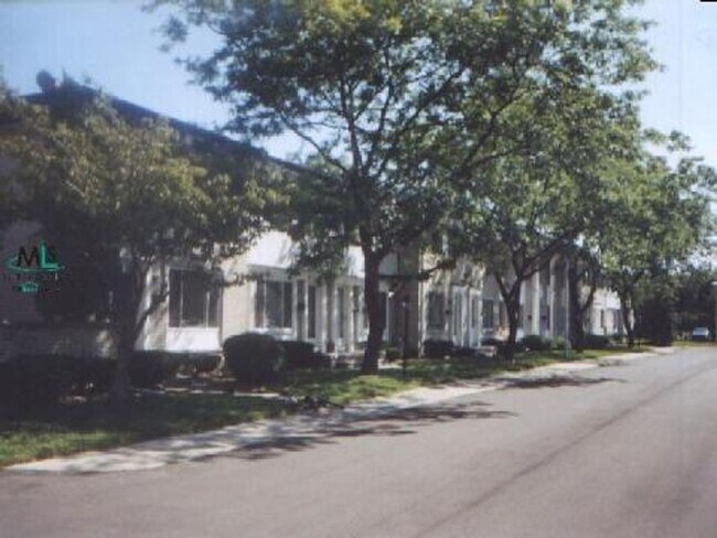 Building Photo - Well maintained  2 Bedroom Condo Great Amenities and Beautiful Surroundings