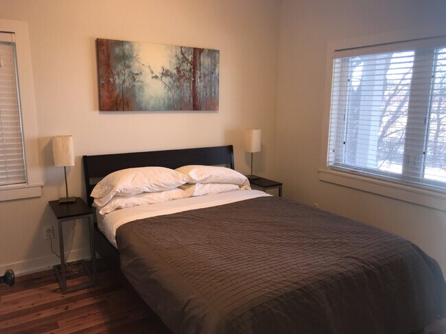 Building Photo - Charming 4-Bed Oasis with Granite Touches & Hardwood Elegance in Minneapolis!