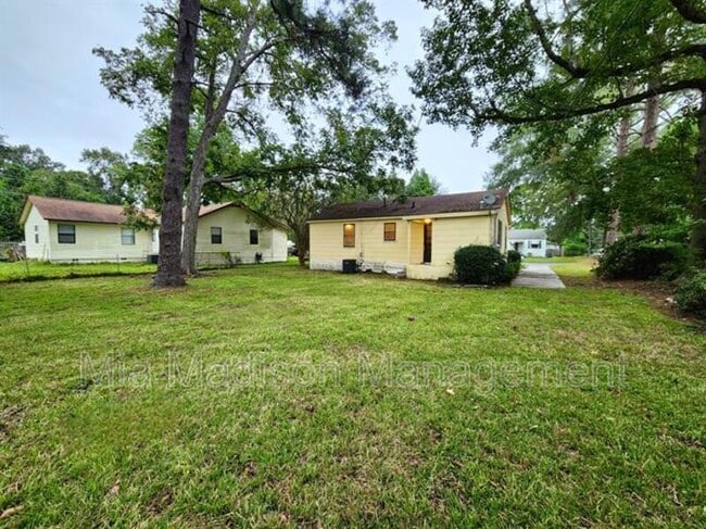 Building Photo - 105 Evora St
