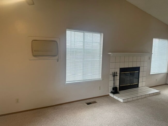 Building Photo - 6235 Chesterfield Ln