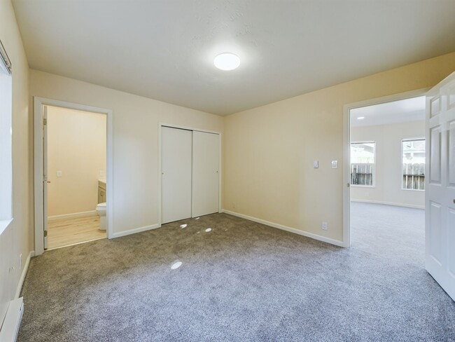 Building Photo - Modern 3BD/ABA duplex home features high-e...