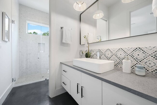 Building Photo - Premium Central Austin New Construction