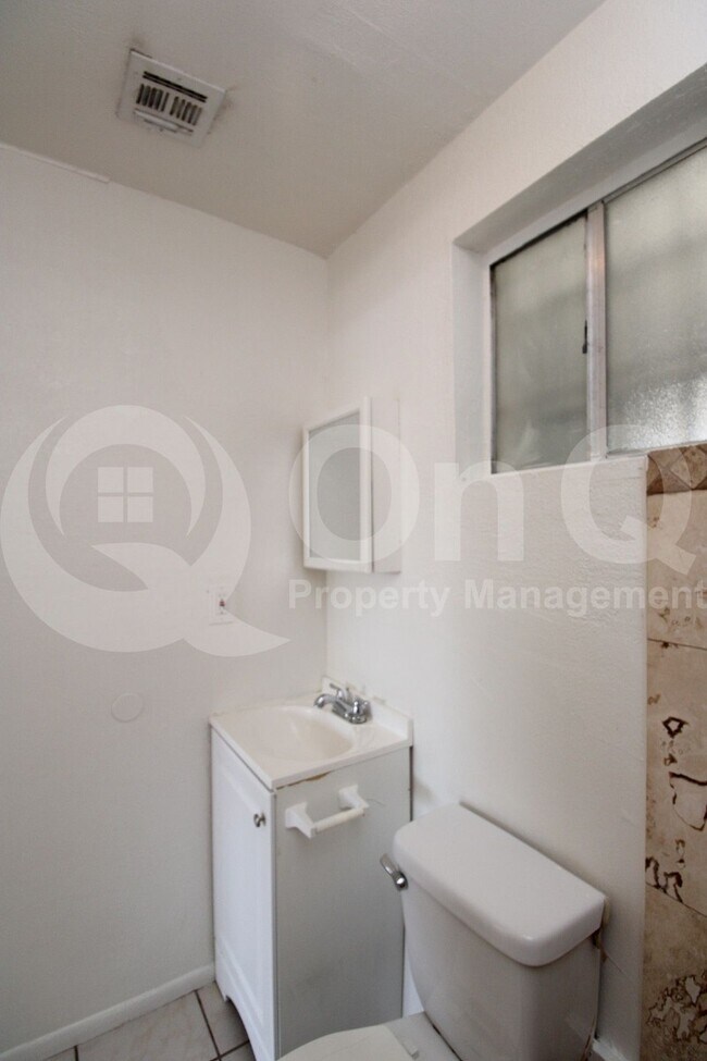 Building Photo - 1346 N 41st Ave