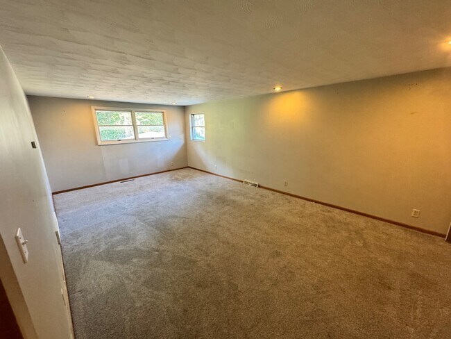 Building Photo - 626 W Warren St