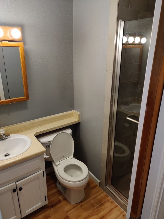 Building Photo - Great 2 bedroom single level townhome in quiet neighborhood