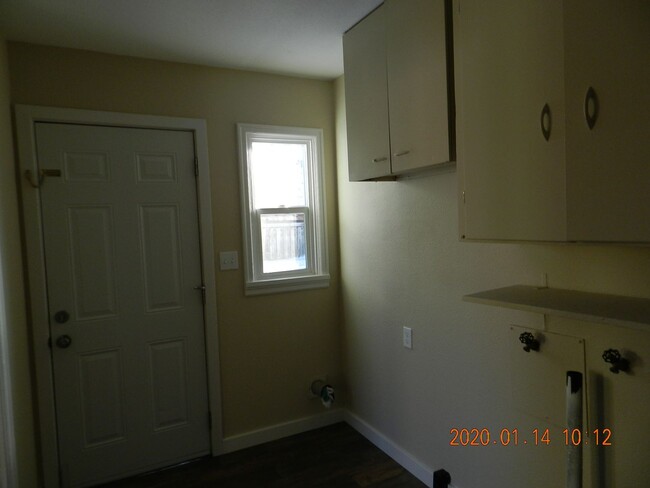 Building Photo - 2 Bedroom / 1 Bathroom Home in Madras Oregon