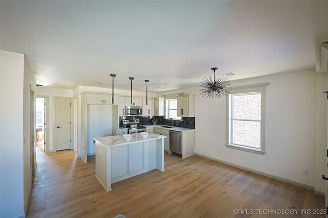 Building Photo - 108 W 2nd St