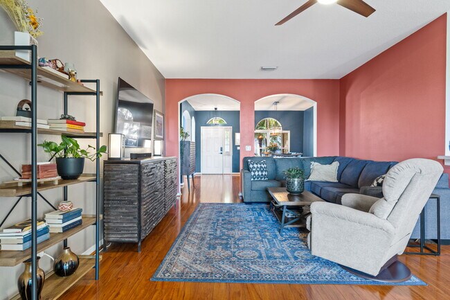 Building Photo - 545 Tuscanny St