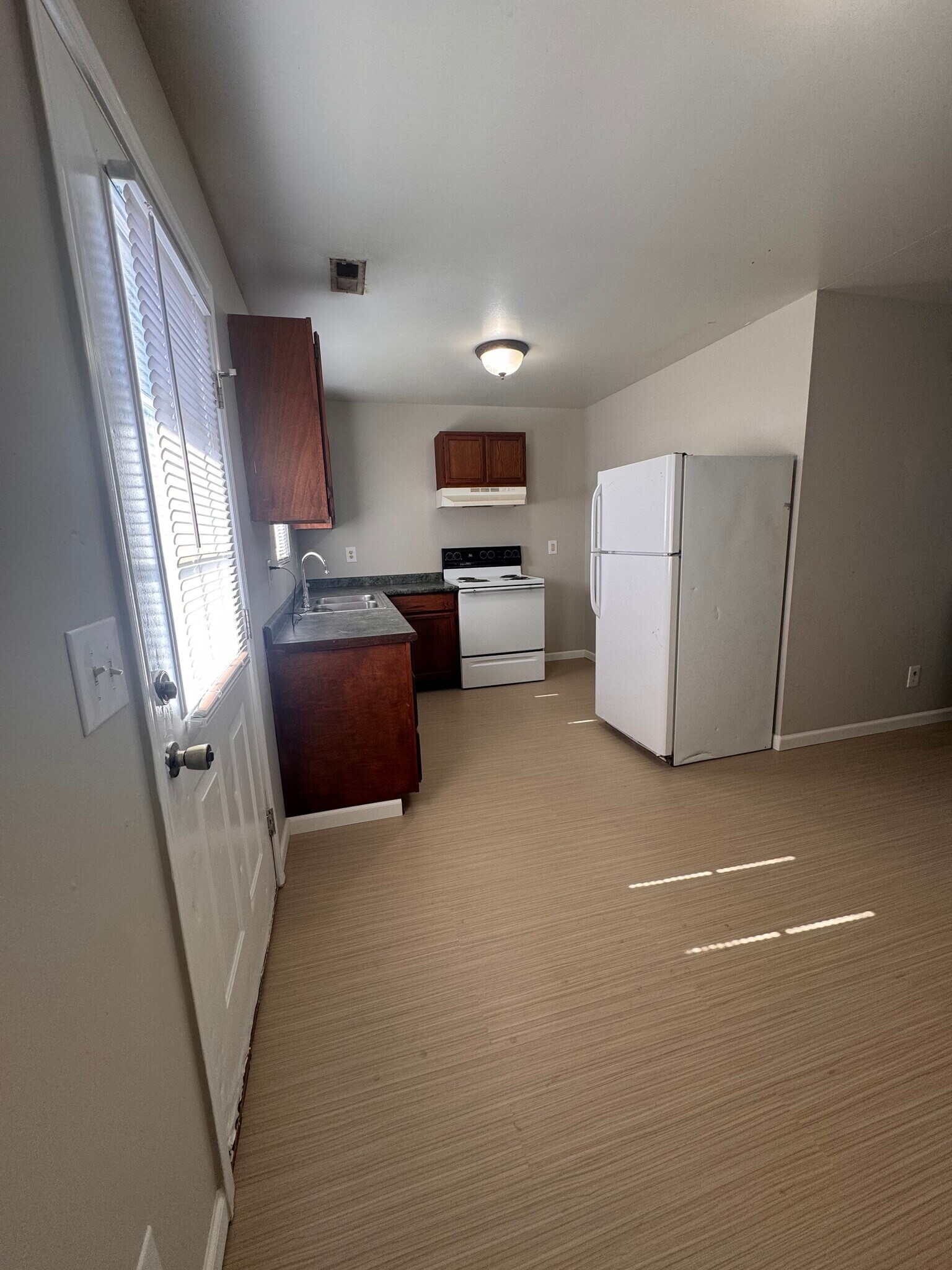 Building Photo - 405 S Graham Ave