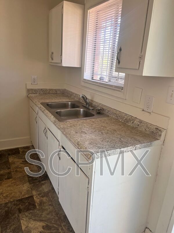 Building Photo - 532 Camrose Dr