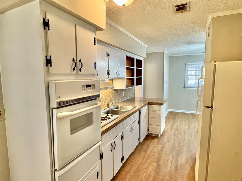 Building Photo - 1100 Lombard Dr