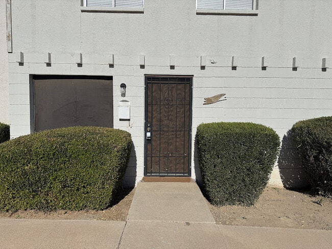 Building Photo - Holiday Gardens Townhome