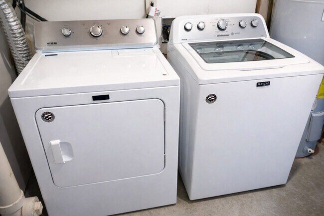 Building Photo - 11423-11425 5 Cedars Rd