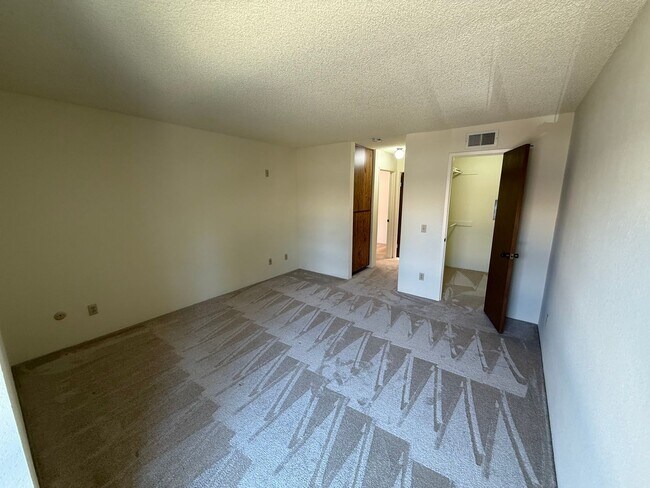 Building Photo - Spacious 1 Bedroom, 1 Bath Condo with Vaul...