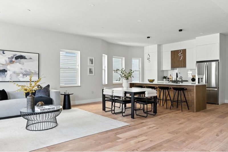 Primary Photo - 34 Woodford St