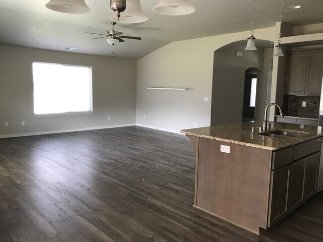 Building Photo - Beautiful Three Bedroom In Kennewick - Move in Ready!!