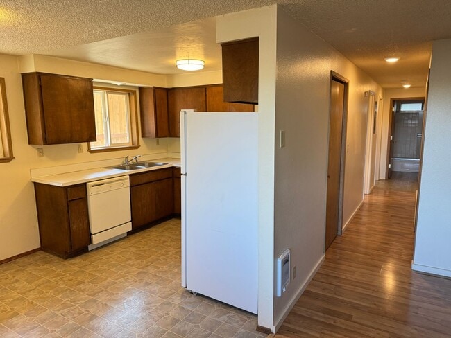 Building Photo - Charming 2-bedroom, 1-bath duplex in Springfield, OR