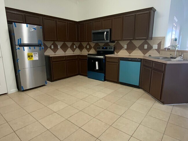 Building Photo - 3 Bedroom 2 Bath Duplex  2 weeks free move...