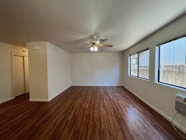 Building Photo - Downtown Duplex
