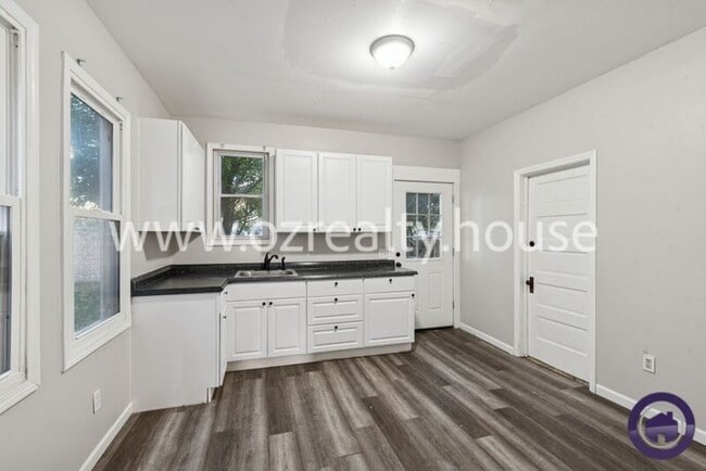 Building Photo - 2824 Chestnut St