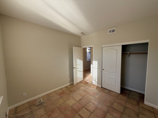 Building Photo - 5 bedrooms located in Redbridge Gated Community!