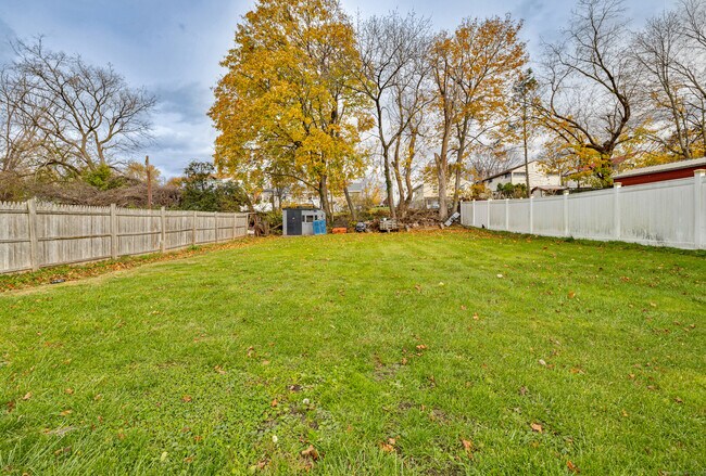 Building Photo - 223 Lawlor St