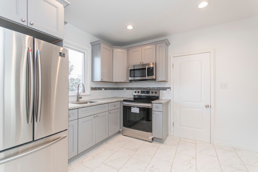 Kitchen - 115 N Lafayette Ave