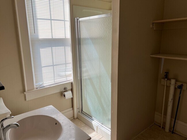 Building Photo - Home with 2 Bedrooms, 2 Baths with Bonus/C...