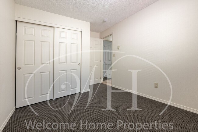 Building Photo - 2 Bedroom Apartment with Space, Convenienc...