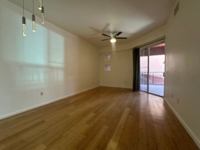 Building Photo - 1 bed, 1 bath condo in guard gated community!