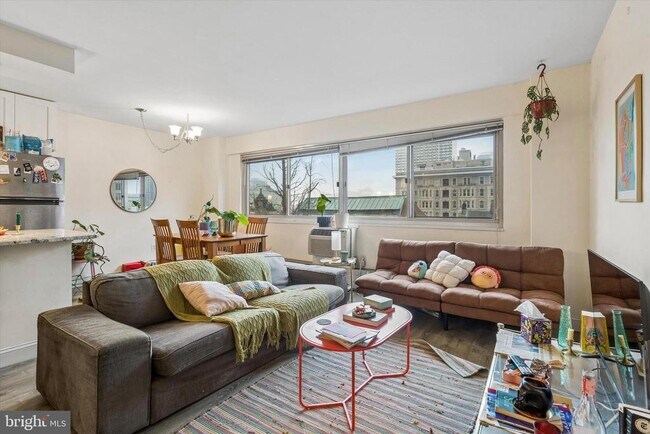 Building Photo - 2101 Chestnut St